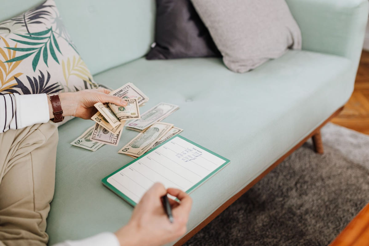 แบ่งเงินเดือนเป็นสัดส่วน: ทฤษฎีที่ใครๆ ก็บอก กับความจริงที่คนไทยต้องเจอ