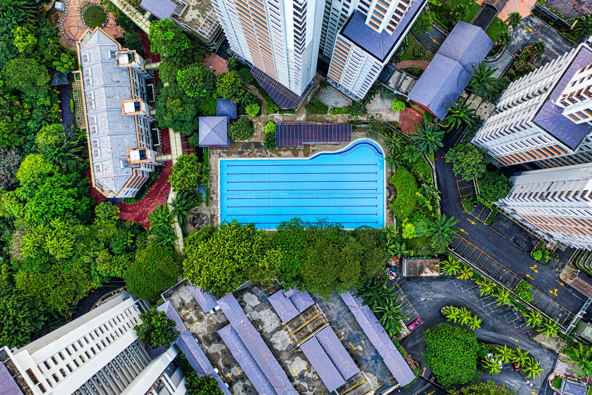 Private Pool vs. สระส่วนกลาง: ซื้อคอนโดแบบไหน แล้วชีวิตจะไม่พัง?